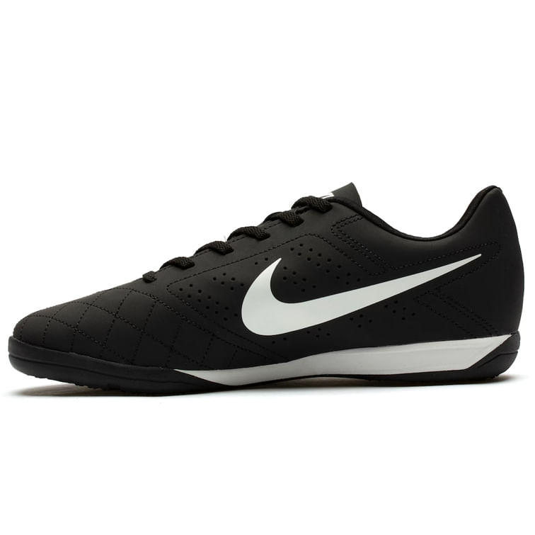 Par de chuteiras Nike Beco 2 preto e branco mostrando fechamento com cadarço e solado antiderrapante